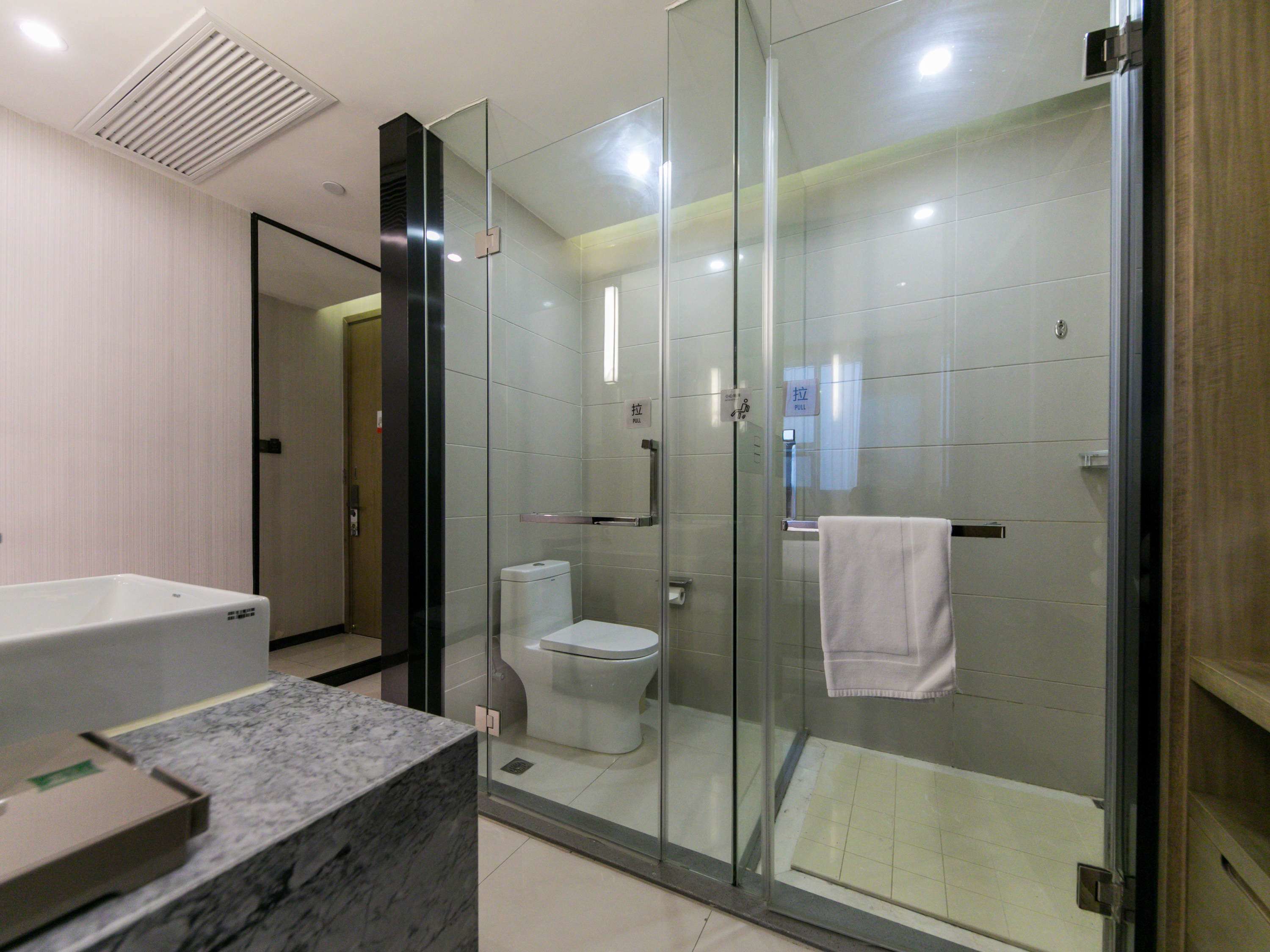 1 bedroom, premium bedding, desk, soundproofing