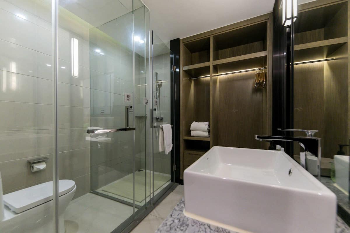 1 bedroom, premium bedding, desk, soundproofing