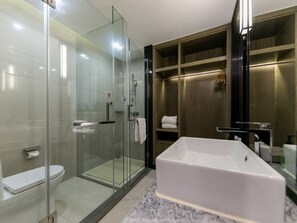 1 Schlafzimmer, hochwertige Bettwaren, Schreibtisch