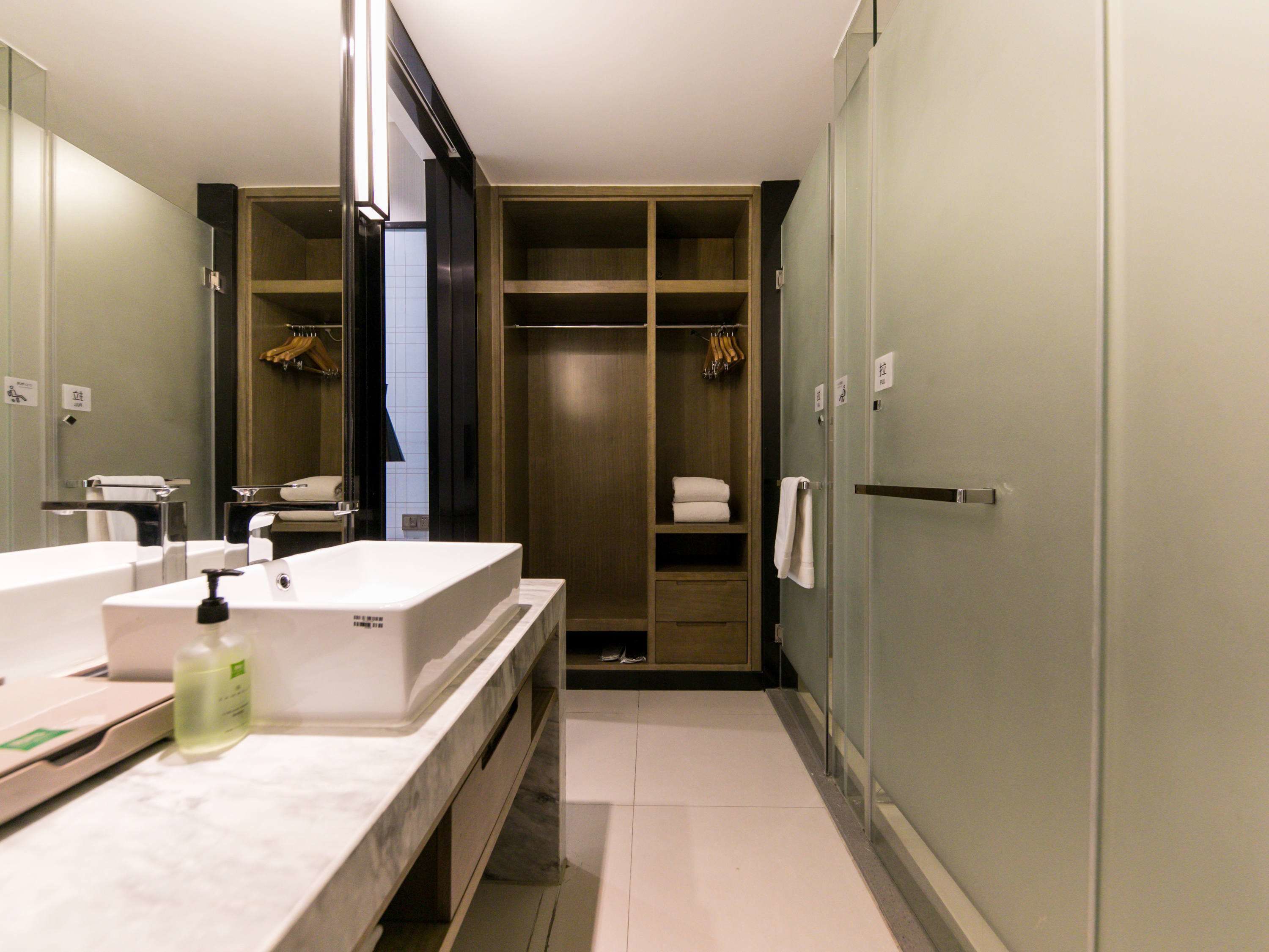 1 bedroom, premium bedding, desk, soundproofing