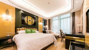 A hotel room with a large bed, a desk, and a view of the city. - Ibis Styles Shanghai Hongqiao Airport (Shanghai)