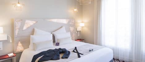 Privilege, Kamer, 1 kingsize bed | Een minibar, een kluis op de kamer, een bureau, geluiddichte muren
