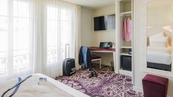 Standaard kamer, 1 tweepersoonsbed | Een minibar, een kluis op de kamer, een bureau, geluiddichte muren