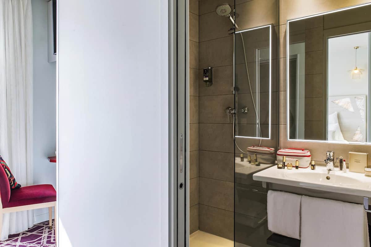 Minibar, caixa forta a l'habitació i escriptori