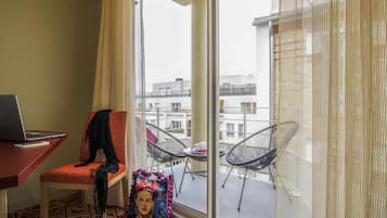 Minibar, caja de seguridad en la habitación y escritorio