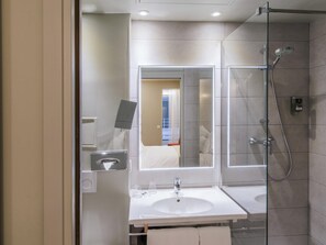 Een minibar, een kluis op de kamer, een bureau, geluiddichte muren