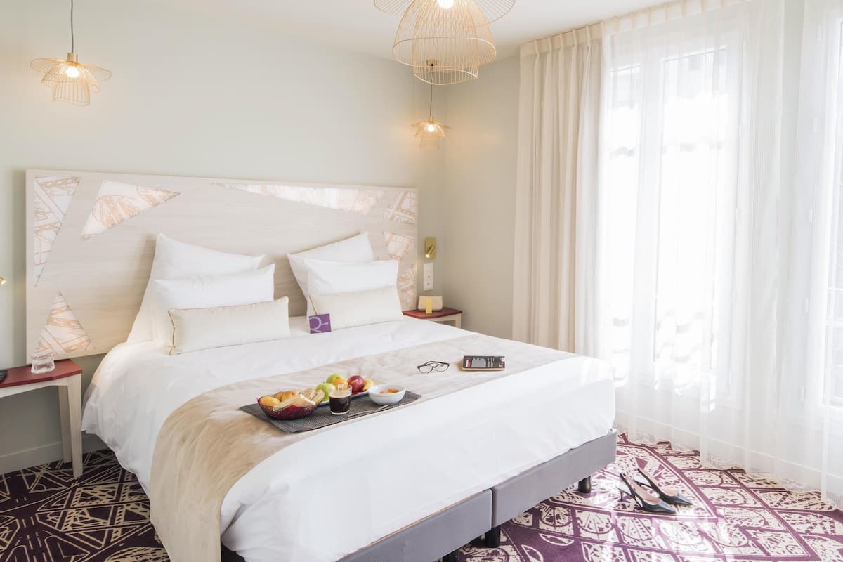 Minibar, caja de seguridad en la habitación y escritorio