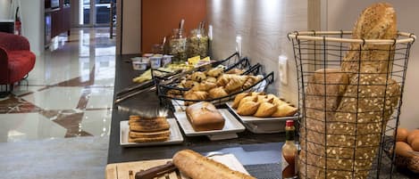 Petit déjeuner buffet (17.00 EUR par personne)