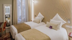 A hotel room with two beds, a large window with curtains, a mirror, and a patterned wall. - Hôtel Mercure Paris Pont de Levallois Neuilly (Levallois-Perret)