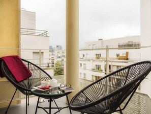 Minibar, in-room safe, desk, soundproofing - Hôtel Mercure Paris Pont de Levallois Neuilly (Levallois-Perret)