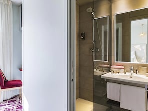 Minibar, caja de seguridad en la habitación y escritorio