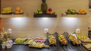 A buffet with various food items and fruits. - Hôtel Mercure Paris Pont de Levallois Neuilly (Levallois-Perret)