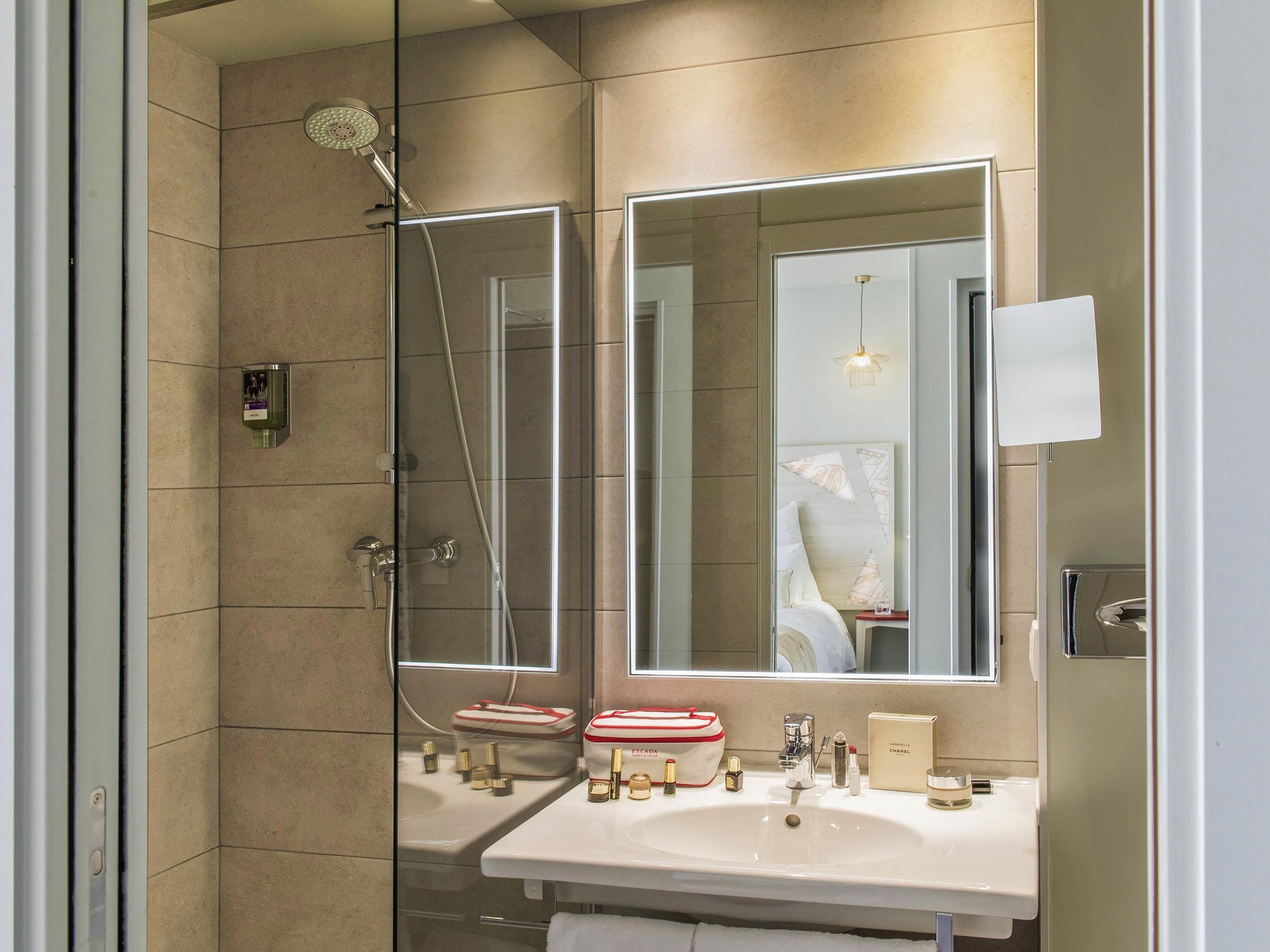 Standard Twin Room, 2 Twin Beds | Minibar, in-room safe, desk, soundproofing