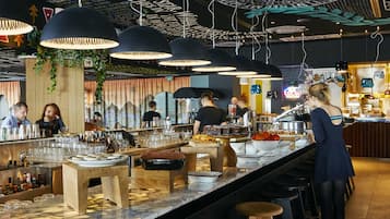 PÀivittÀinen buffetaamiainen (15 EUR per henkilö)