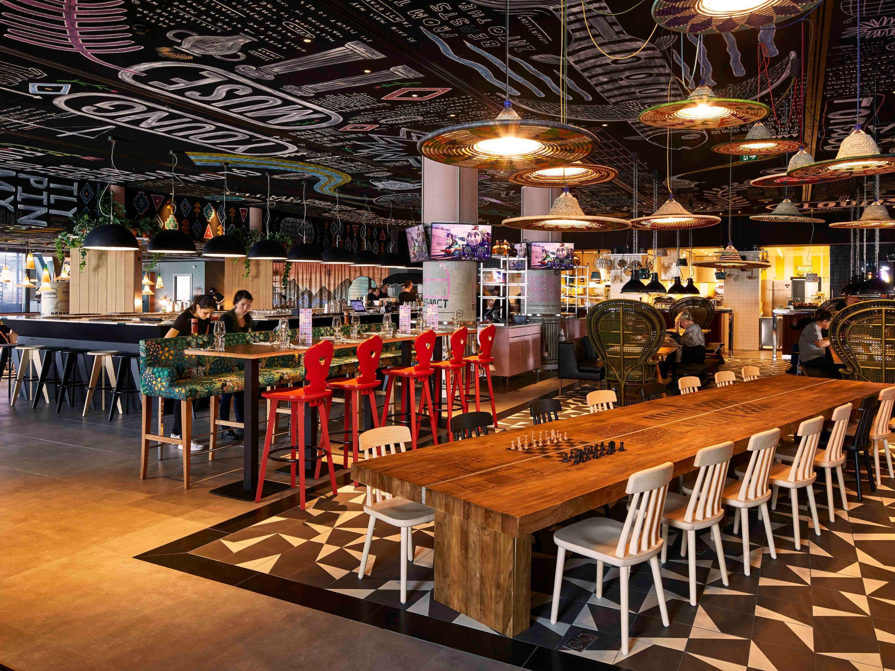 breakfast, lunch, dinner served; international cuisine