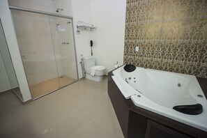 Suite | Bathroom | Shower, free toiletries, hair dryer, towels - Golden Plaza Hotel (Porto Velho)