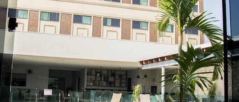 Kolam renang terbuka, payung kolam, kerusi lepak pantai