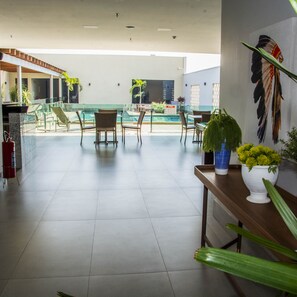 Piscine extérieure, parasols de plage, chaises longues