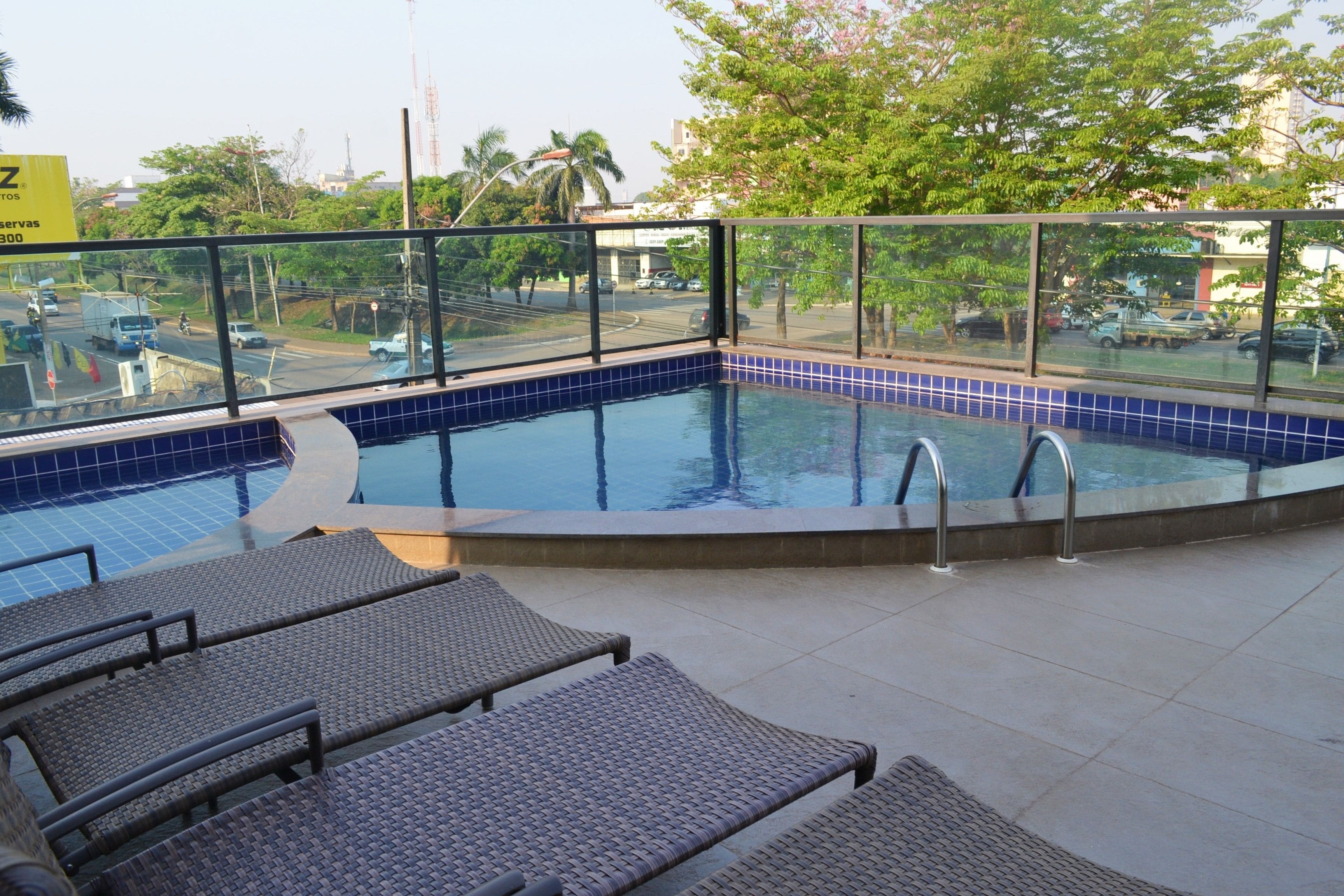 Utendørsbasseng, bassengparasoller og solsenger