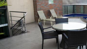 Piscina externa, guarda-sóis, espreguiçadeiras