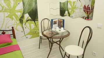 Desk, soundproofing, free WiFi, bed sheets