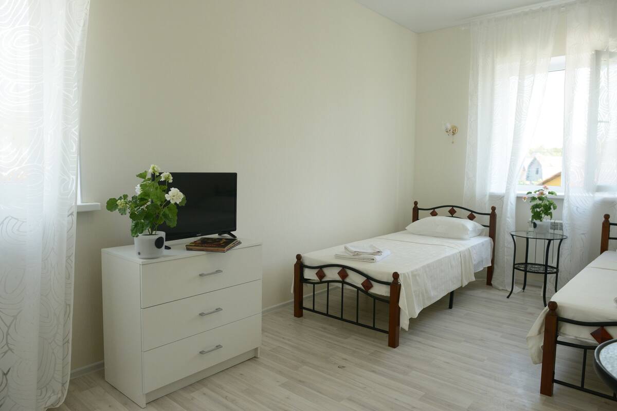 Escritorio, insonorización, wifi gratis y ropa de cama