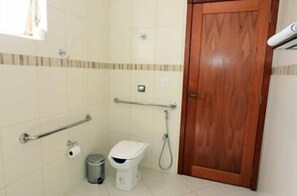 Executive Suite | Bathroom | Shower, hair dryer, towels - Perola Hotels (Porto Velho)