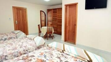 Quarto luxo | Frigobar, ferros/tábuas de passar roupa, berços grátis