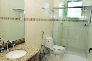 Chambre Deluxe | Salle de bain | Douche, séchoir à cheveux, serviettes fournies