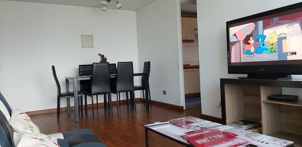 Appartement, 3 chambres | Coin séjour | Télévision à écran plat