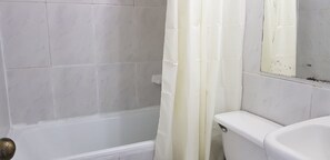 Apartment, 3 Schlafzimmer | Badezimmer | Duschwanne, Handtücher