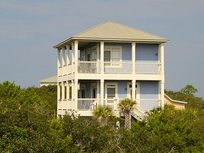 Vista frontal de la propiedad