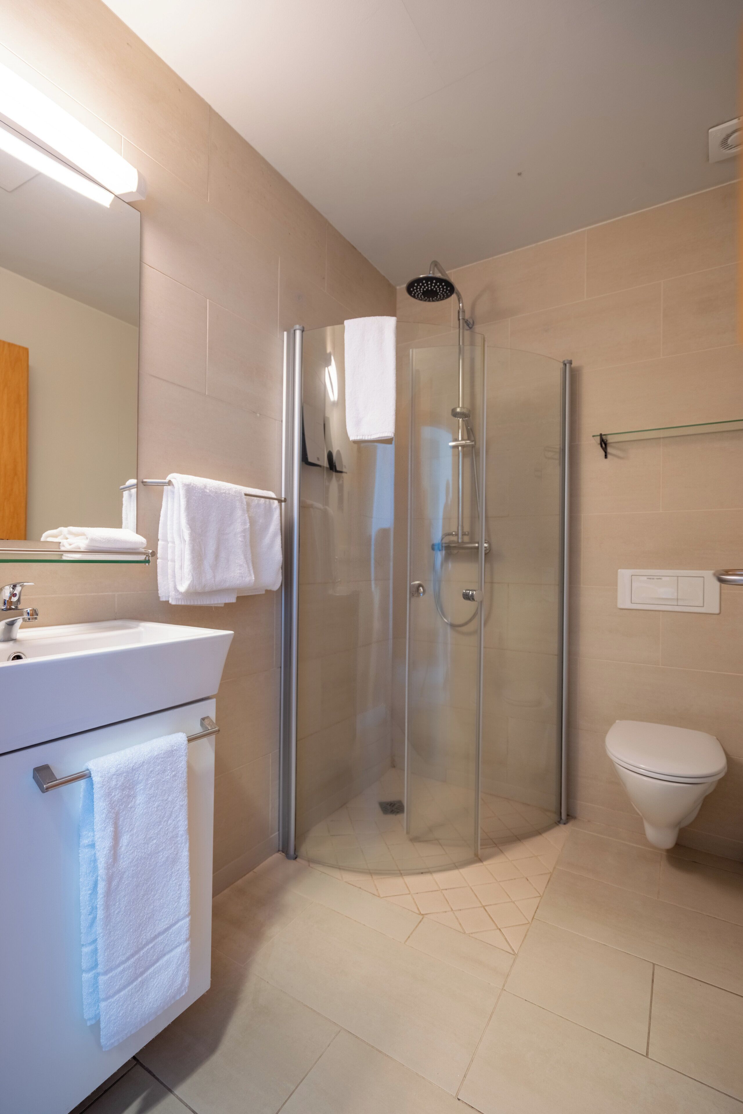 deluxe double or twin room, mountain view | bathroom | free toiletries, hair dryer, towels