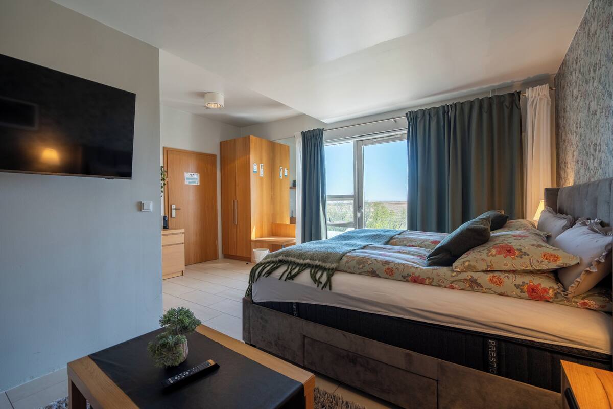 junior suite, terrace | 1 bedroom, desk, blackout curtains, free cots/infant beds