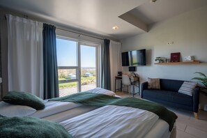 Deluxe kamer, 1 twee- of 2 eenpersoonsbedden, uitzicht op bergen | Een bureau, verduisterende gordijnen, gratis babybedden, gratis wifi