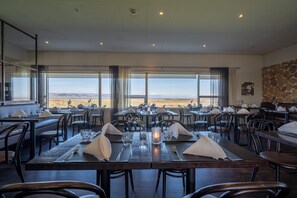 Serveert ontbijt, lunch, diner, lokale gerechten 