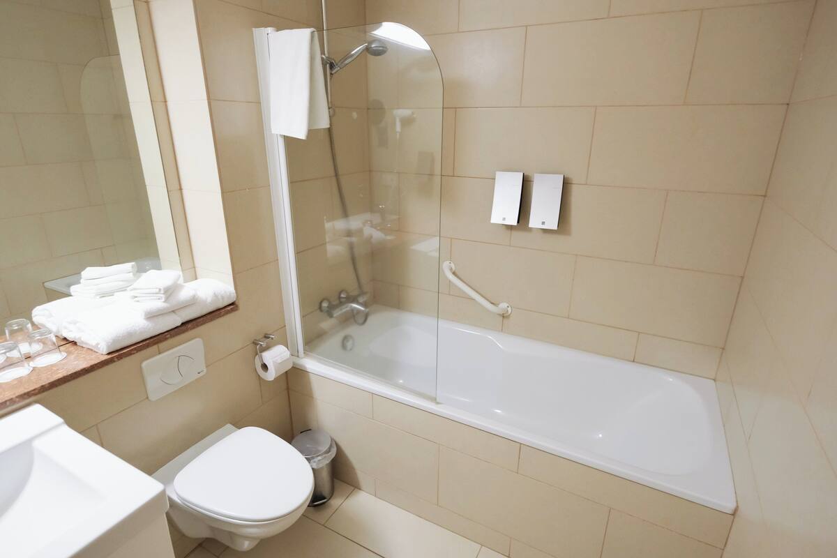 standard triple room, bathtub | bathroom | free toiletries, hair dryer, towels