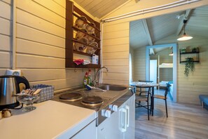 Bungalou familiar, vistes al jardí | Cuina bàsica privada