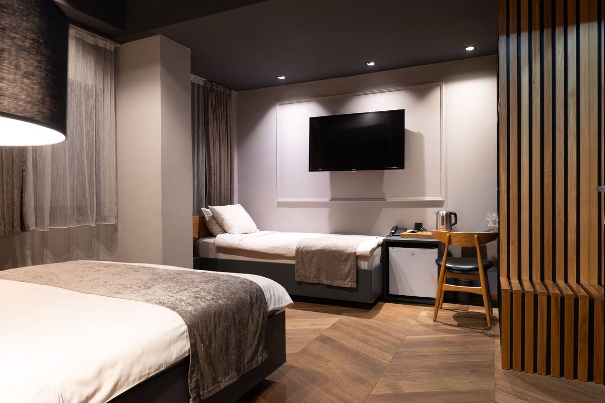 triple room, multiple beds | 1 bedroom, minibar, in-room safe, desk