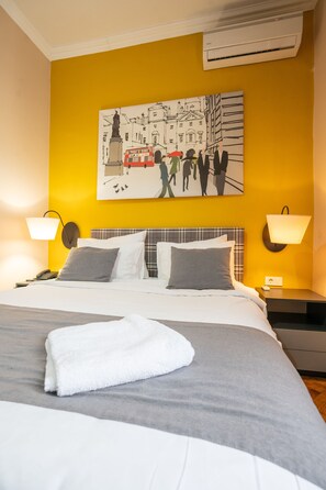 Minibar, in-room safe, desk, soundproofing - Hotel London B&B (Skopje)