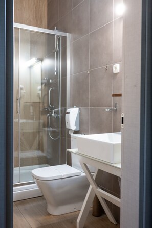 Een douche, een regendouche, een haardroger, handdoeken