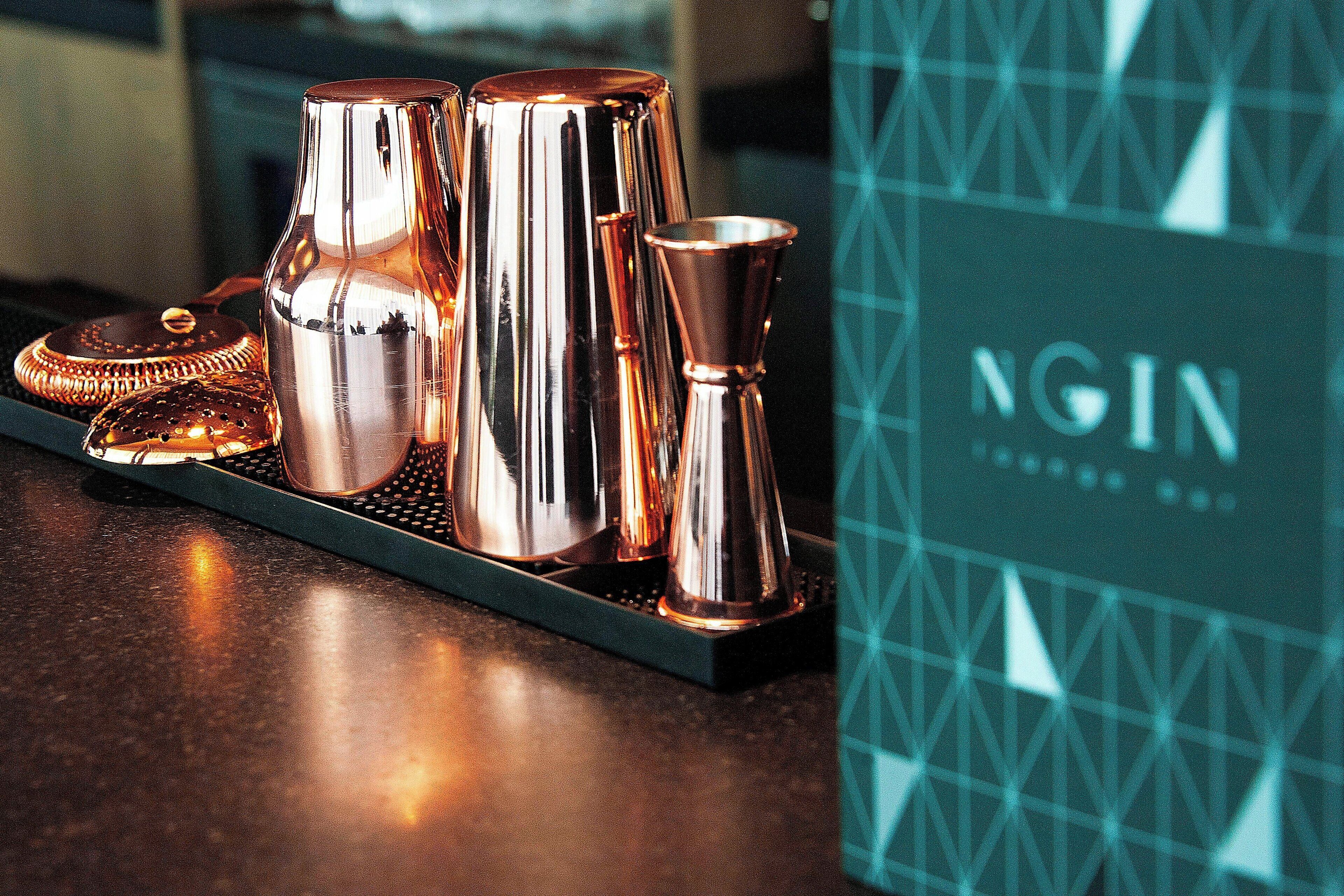 serves breakfast, lunch and dinner