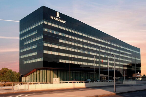 A modern building with the sign "Renaissance" on the facade. - Renaissance Warsaw Airport Hotel, an Marriott International (Warsaw)
