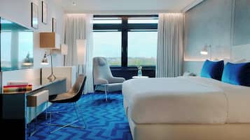 Executive Room, 1 King Bed | Minibar, in-room safe, desk, laptop workspace