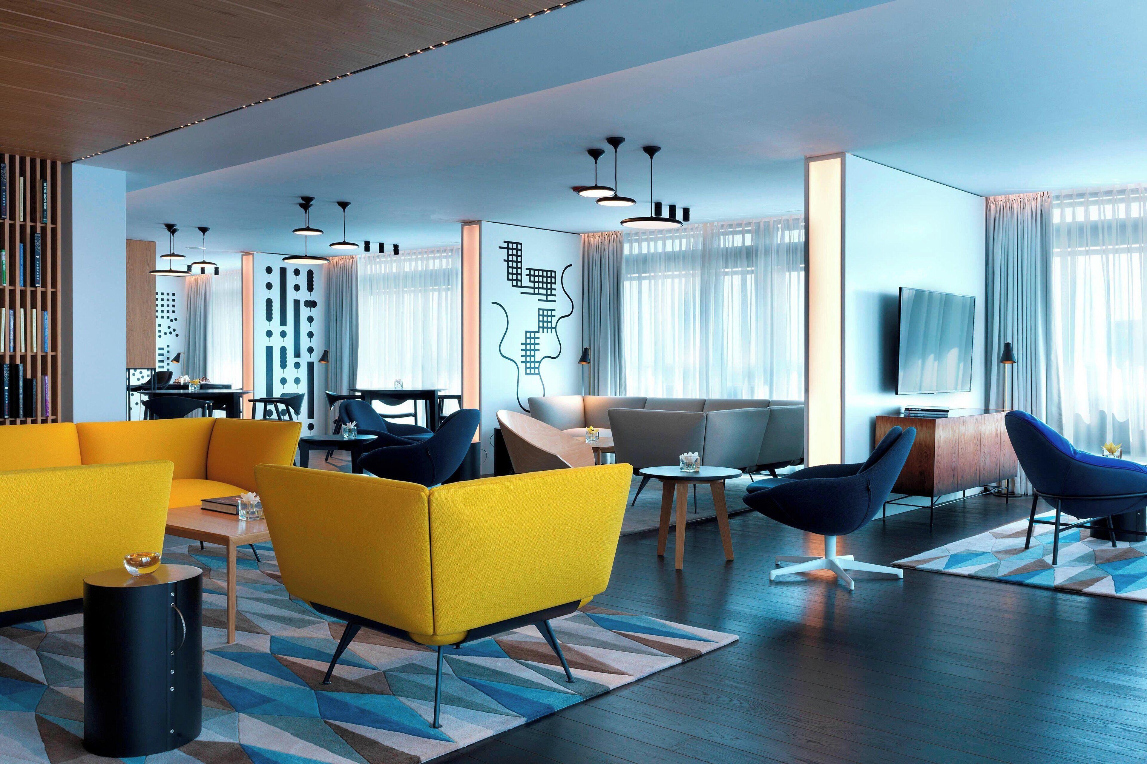 serves breakfast, lunch and dinner