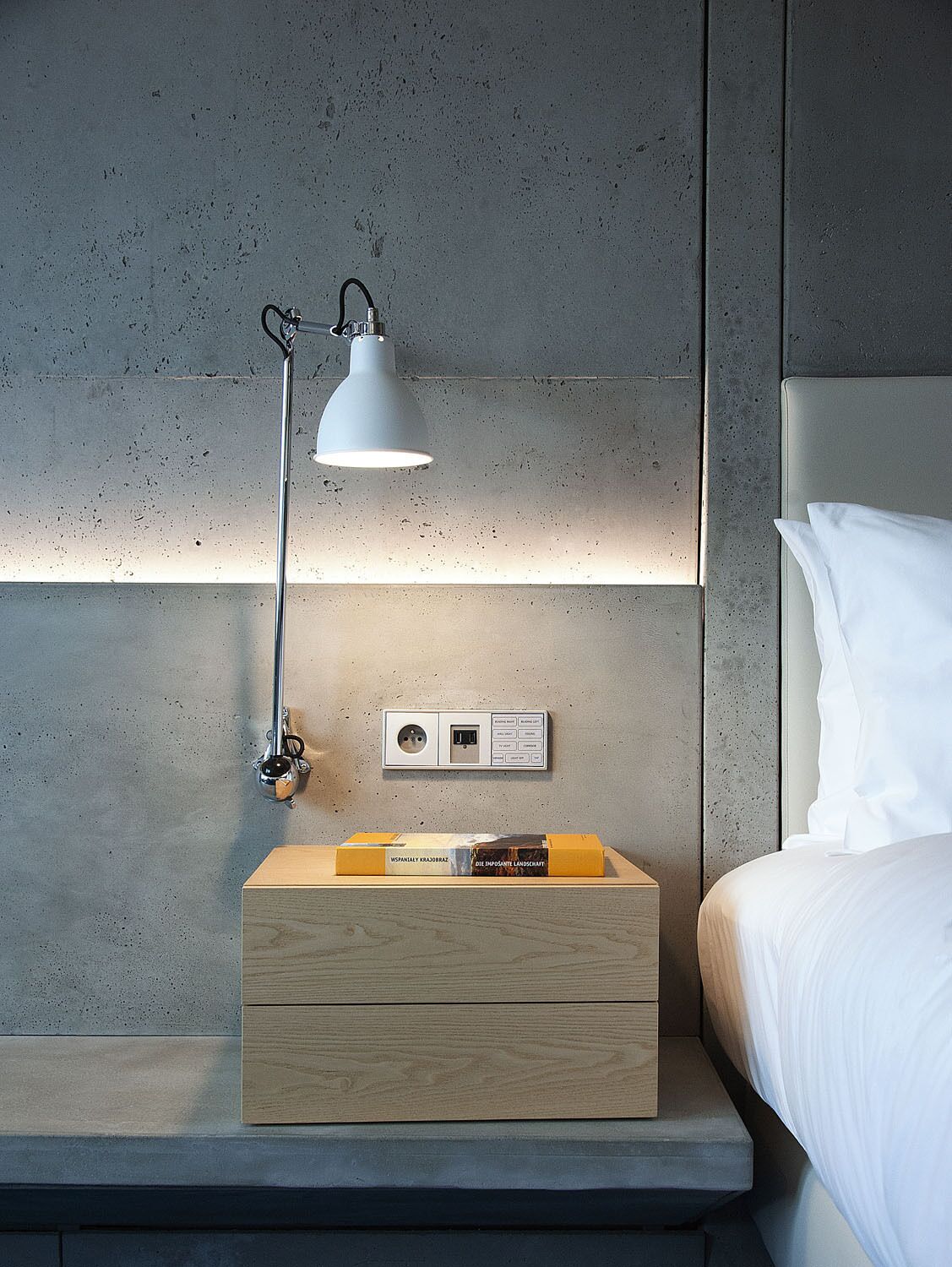 Habitación, 2 camas matrimoniales | Minibar, caja de seguridad en la habitación y escritorio 