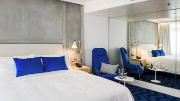 Minibar, coffres-forts dans les chambres, bureau