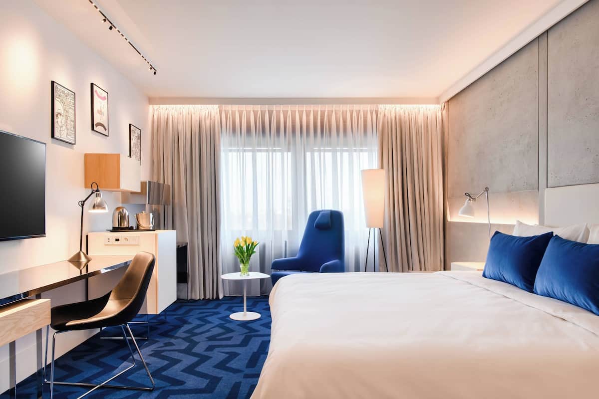 Minibar, coffres-forts dans les chambres, bureau