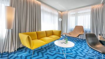 Minibar, coffres-forts dans les chambres, bureau