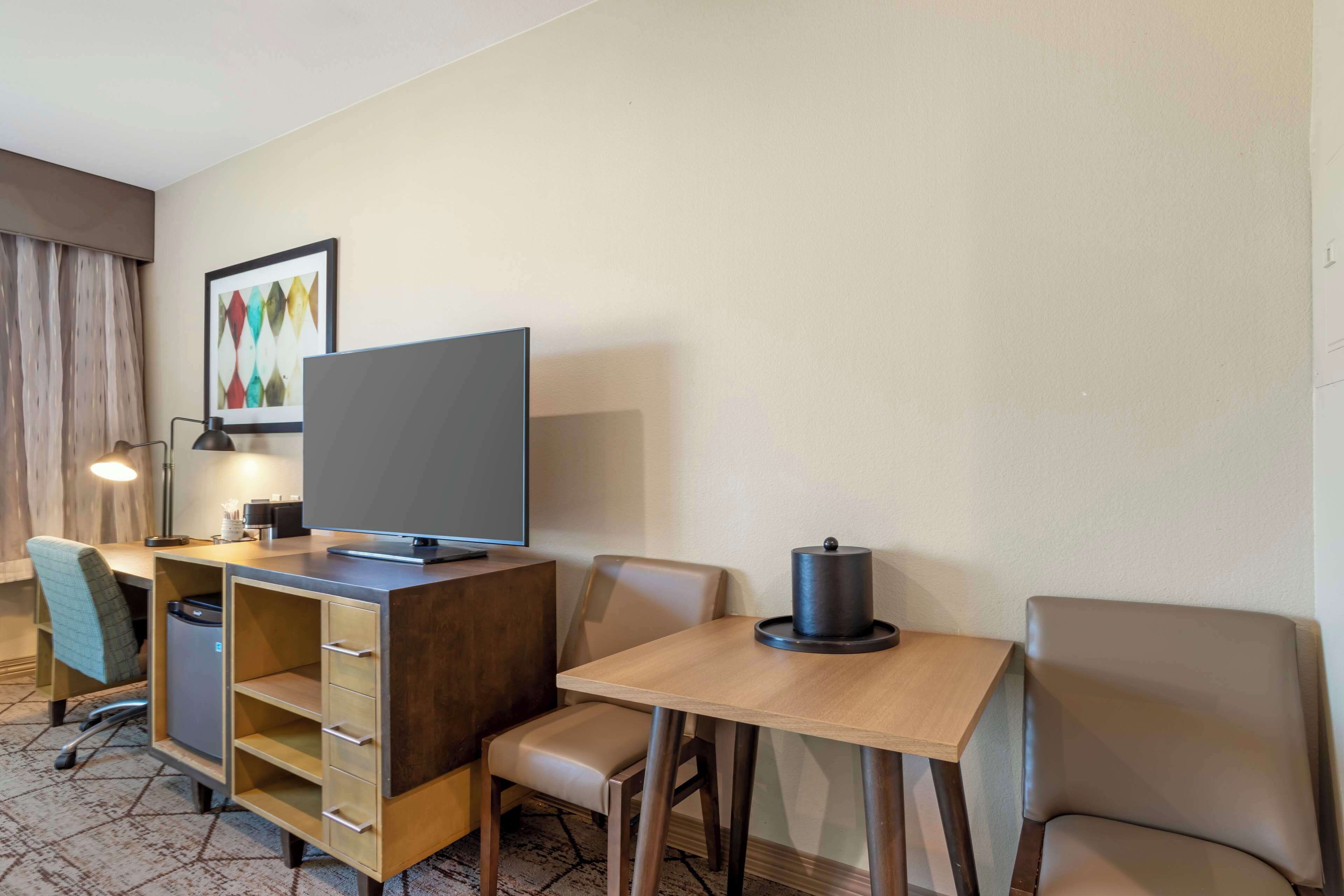 suite, 1 king bed, accessible, kitchenette (walk-in shower) | 1 bedroom, pillow-top beds, in-room safe, desk